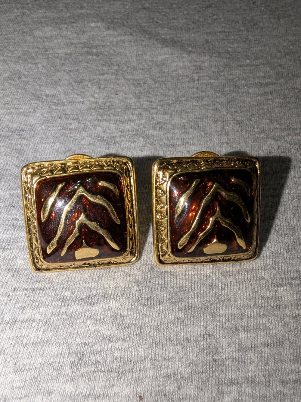 Vintage Gold Tone Square Clip On Earrings Amber Tortoise Enamel 6924